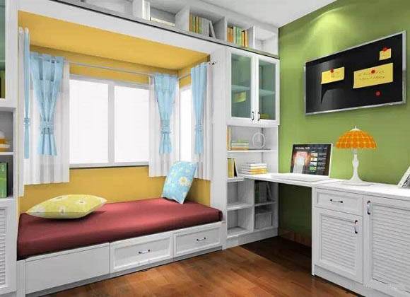 在榻榻米上設計一排書柜很好地節省了空間